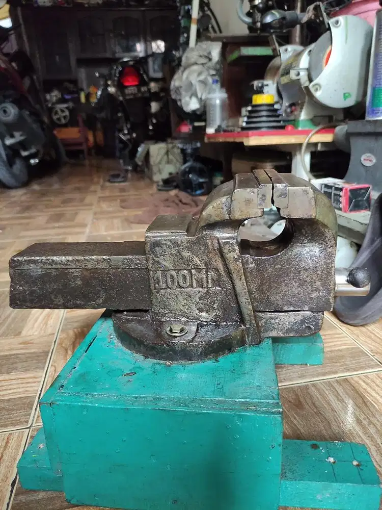 Ragum eropa 4 inch kondisi original normal bagus