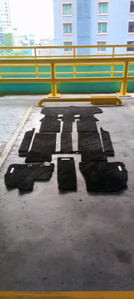 DIJUAL 1 SET KARPET ORI TOYOTA VOXY 2019 BLUDRU