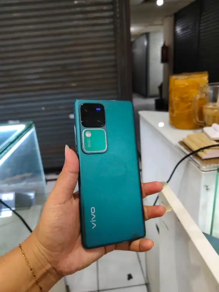 vivo v30 pro 5g secen like new