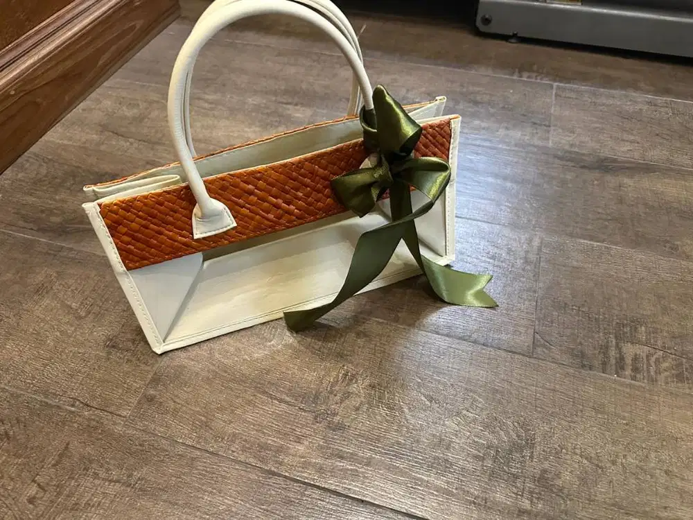 Keranjang Parcel ukuran 2 tipe:  isi 2 toples dan 3 toples kue