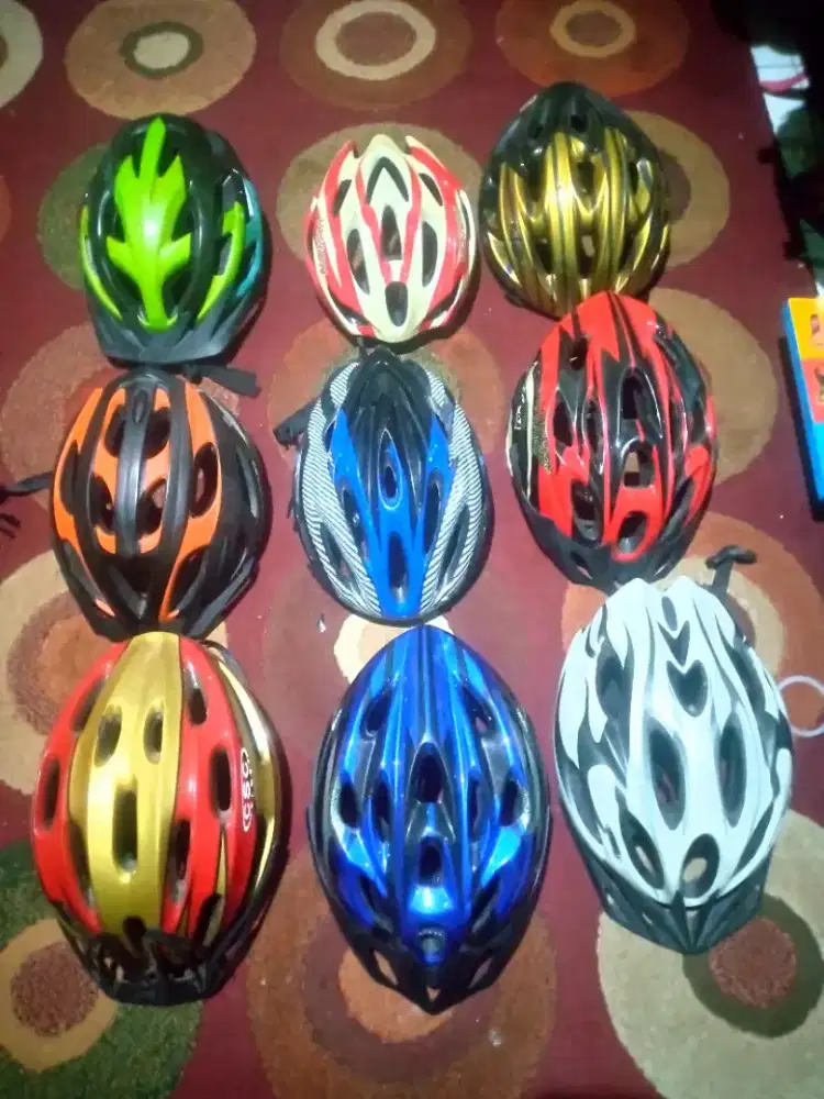 Helm sepeda di Jagakarsa Jakarta Selatan.
