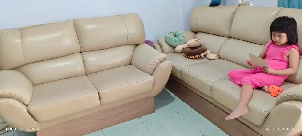 Di jual cepat sofa kulit sesuai foto tidak ad meja