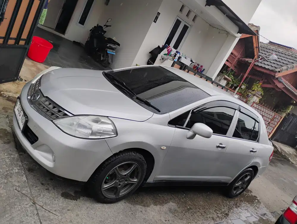 Nissan Latio 2010 Bensin