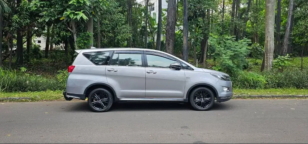 Innova Venturer 2.0 AT Mulus dari Baru