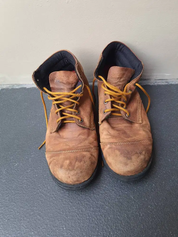 Sepatu safety / hiking boot local