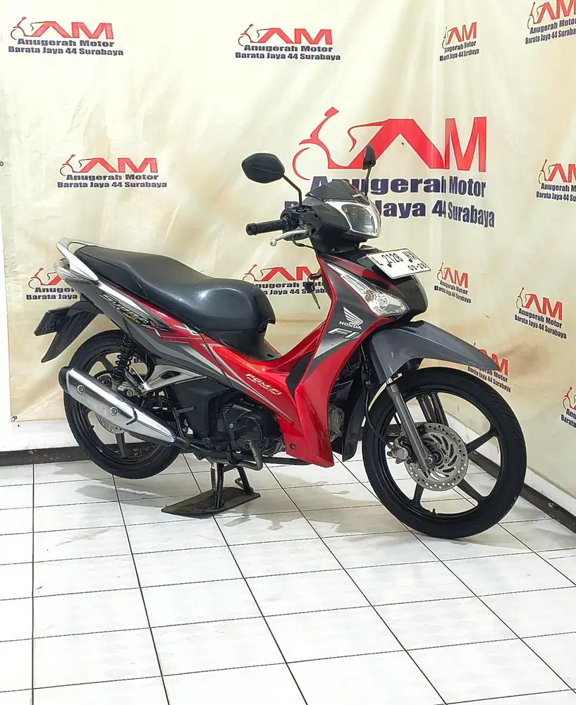 Honda Supra x 125 Helm in Tahun 2013 warna hitam