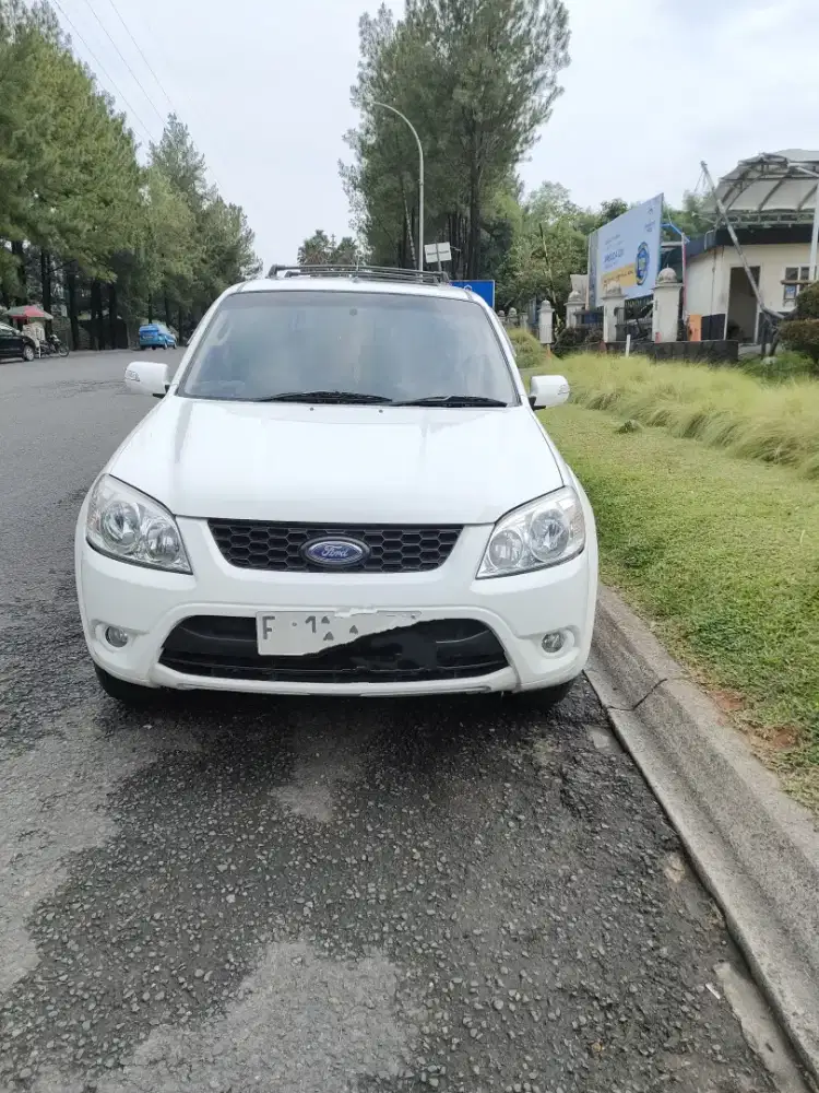 Dijual Ford escape limited AT th 2011 warna putih