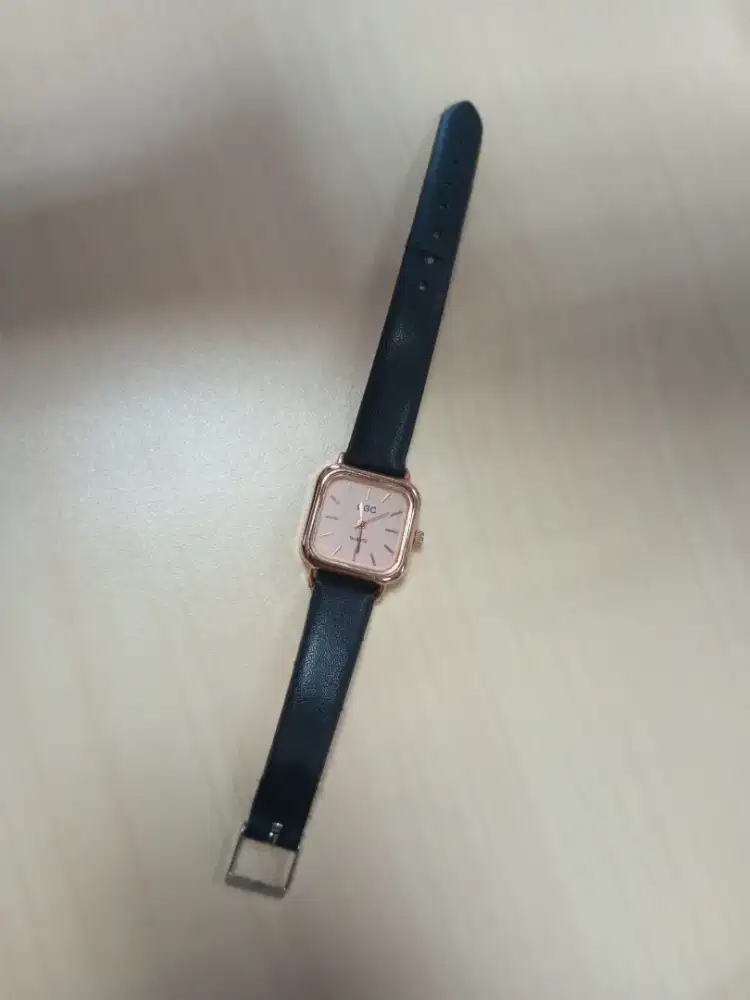 Jam tangan elegan wanita