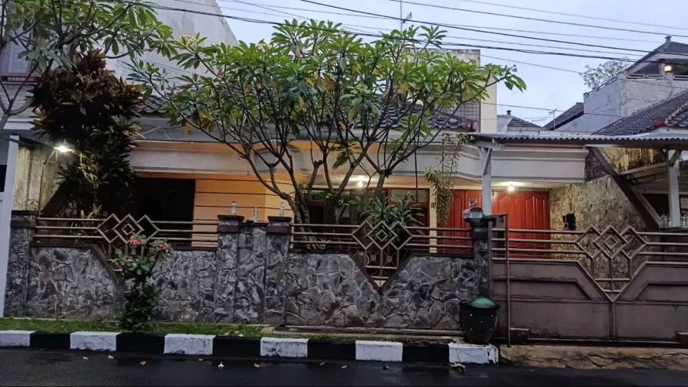 Dijual Rumah Jl.Bunga2 Malang, lokasi strategis, nyaman,aman, dekat UB