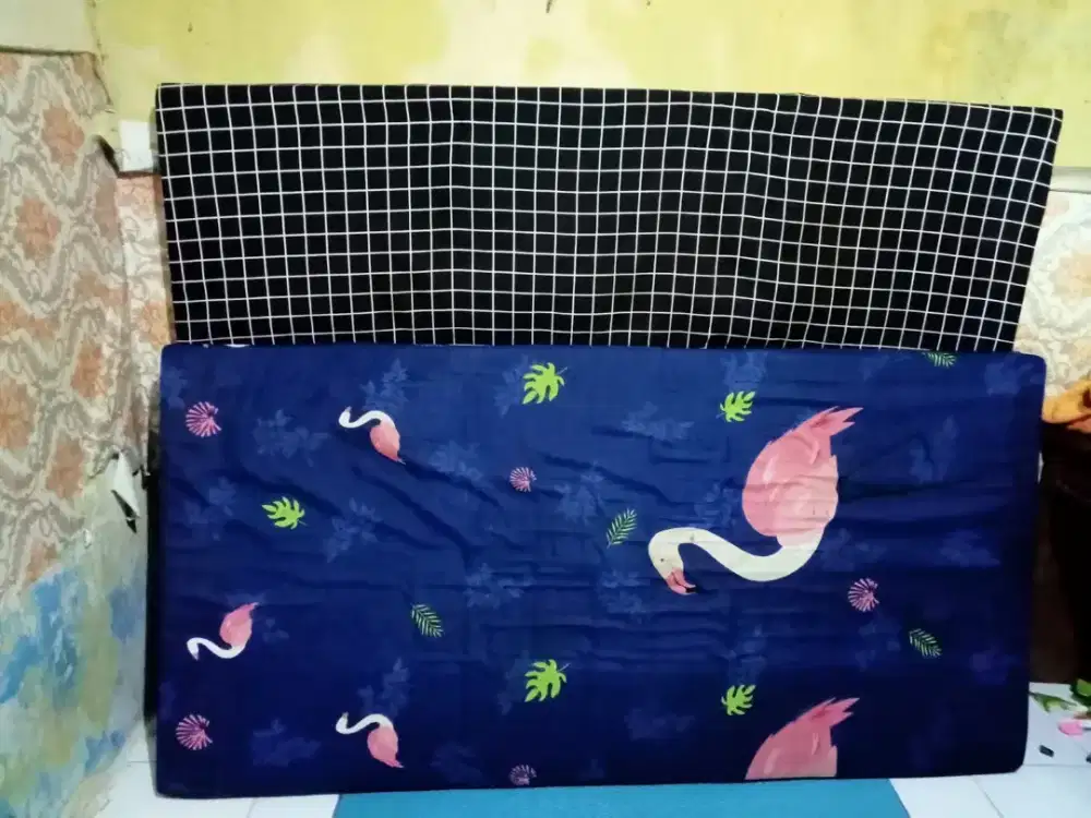 Dua kasur busa ukuran besar dan kecil