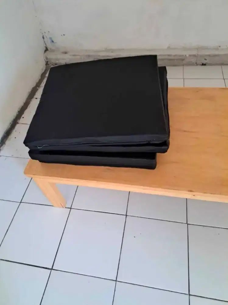 Bantal lesehan ada 8