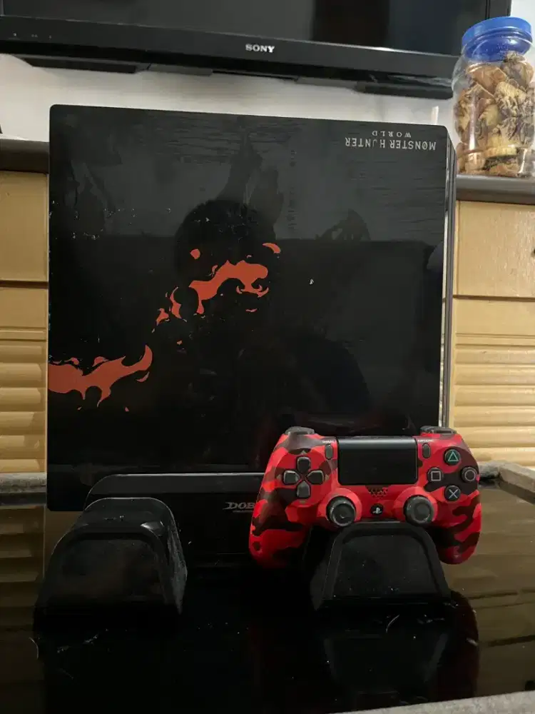 PS4 Pro Monster Hunter Edition