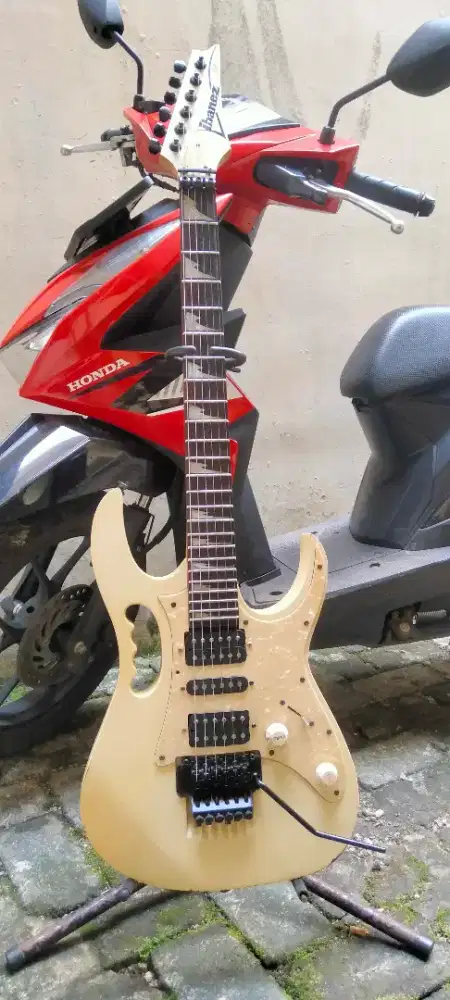 Gitar elektrik ibanez