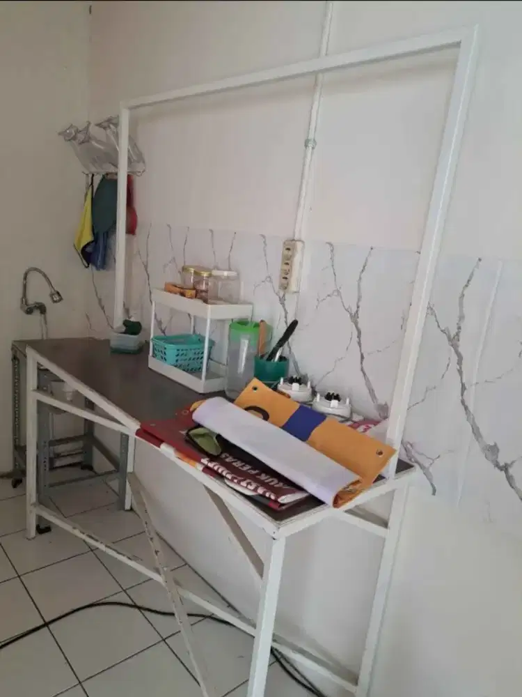 Meja knock down (bisa bongkar pasang)