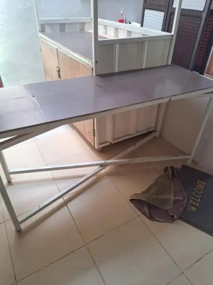 Meja knock down (bisa bongkar pasang)