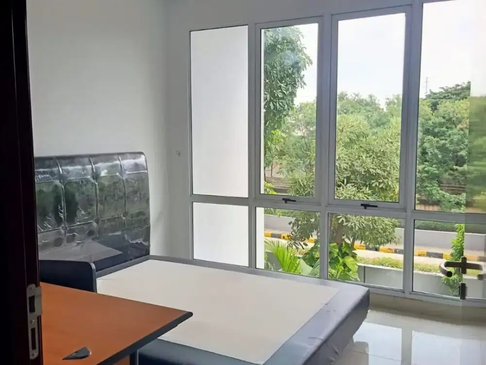 Town House Puri Mansion 5BR View Pool Jakarta Barat