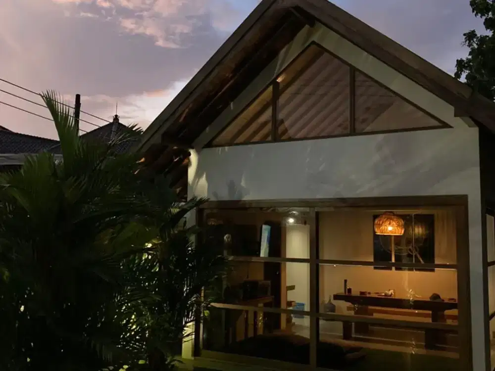 Dijual: Villa Baru 3 Kamar Tidur Modern-style dengan Kolam Renang dan Taman — Mertanadi, Seminyak, Kuta, Bali