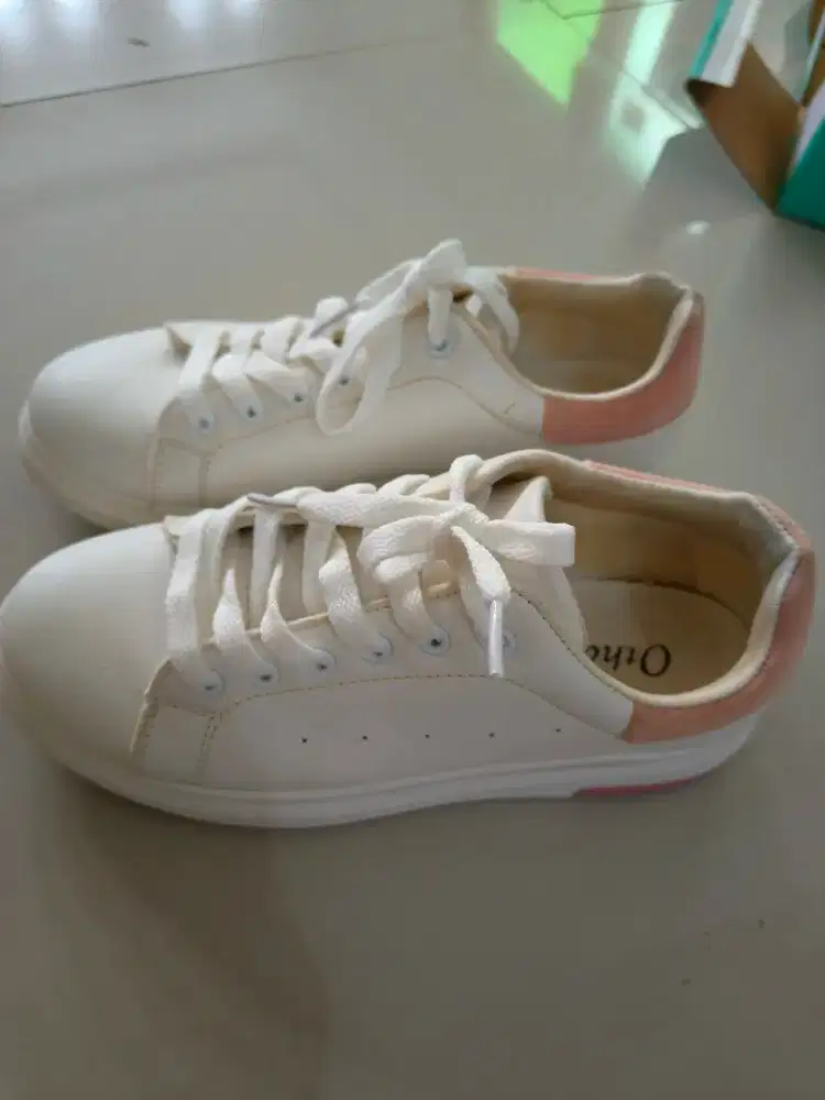 Dijual sepatu warna putih ,ukuran 38 ,bekas dan bagus