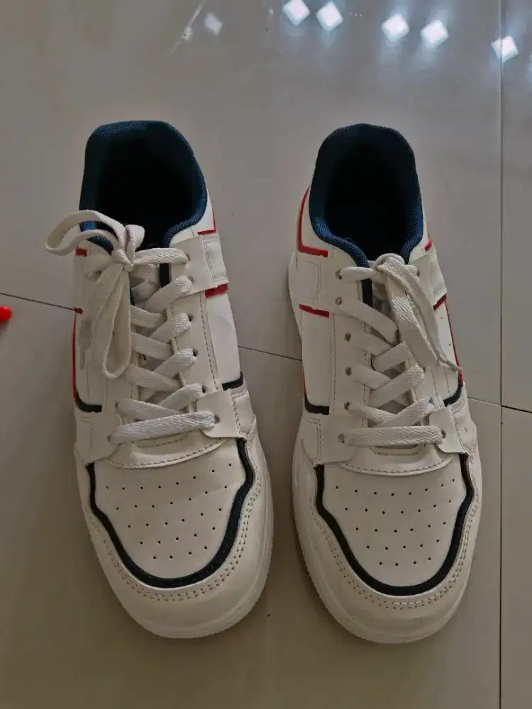 Sepatu putIh ukuran 42