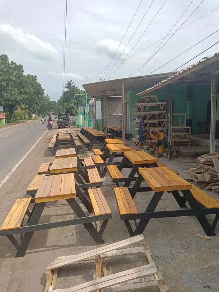 1 set meja kursi kayu