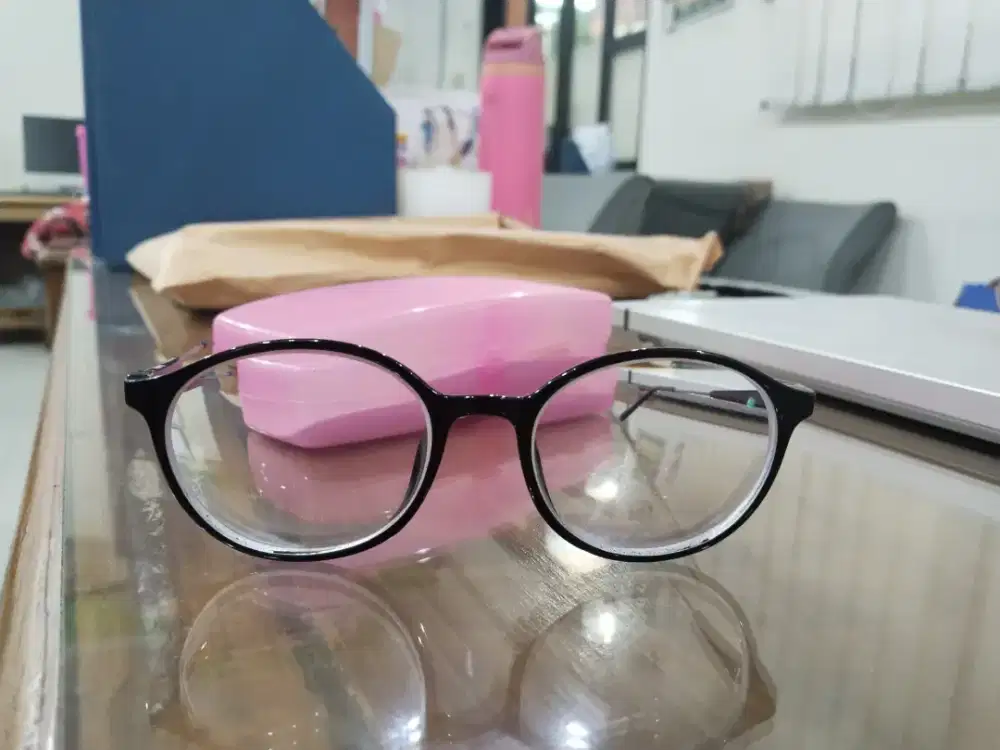 Kacamata Elegan + Tempat Kacamata Eksklusif