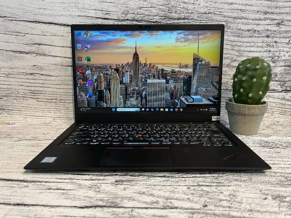 LENOVO THINKPAD X1 CARBON 7TH// CORE i5 GEN8// RAM 8GB