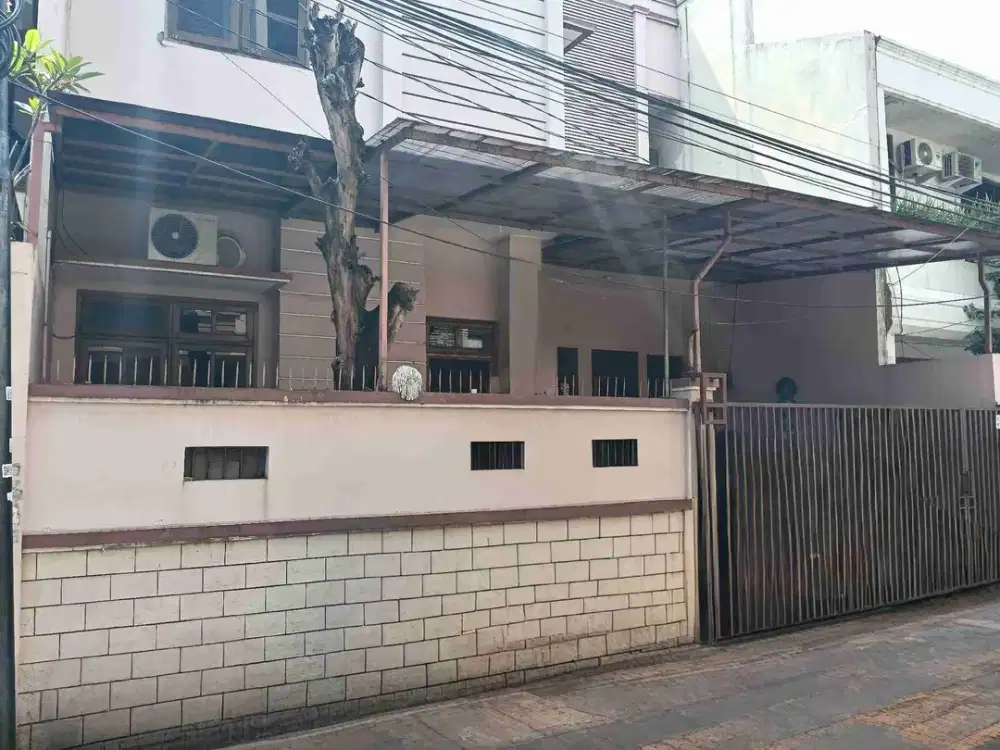 Rumah 2 lantai row jalan 2 mobil dijual lokasi favorit Tomang Grogol Jakarta Barat