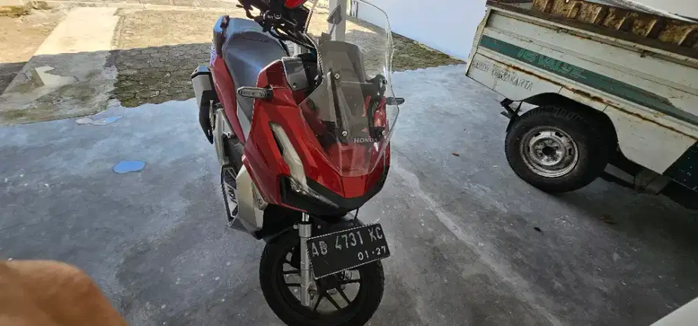 Honda ADV 150 merah