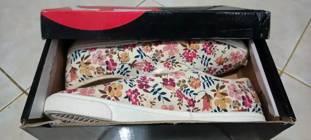Sepatu Sneaker Kanvas Bertali Airwalk Motif Bunga ukuran 42