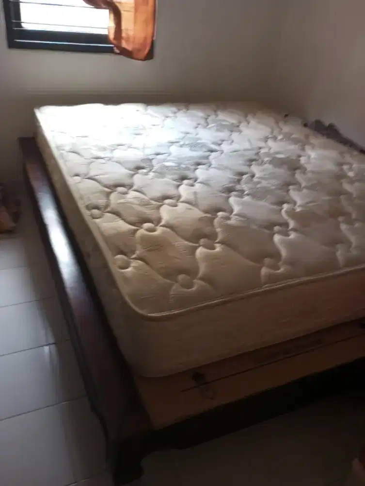 Dijual tempat tidur jati dan kasur,