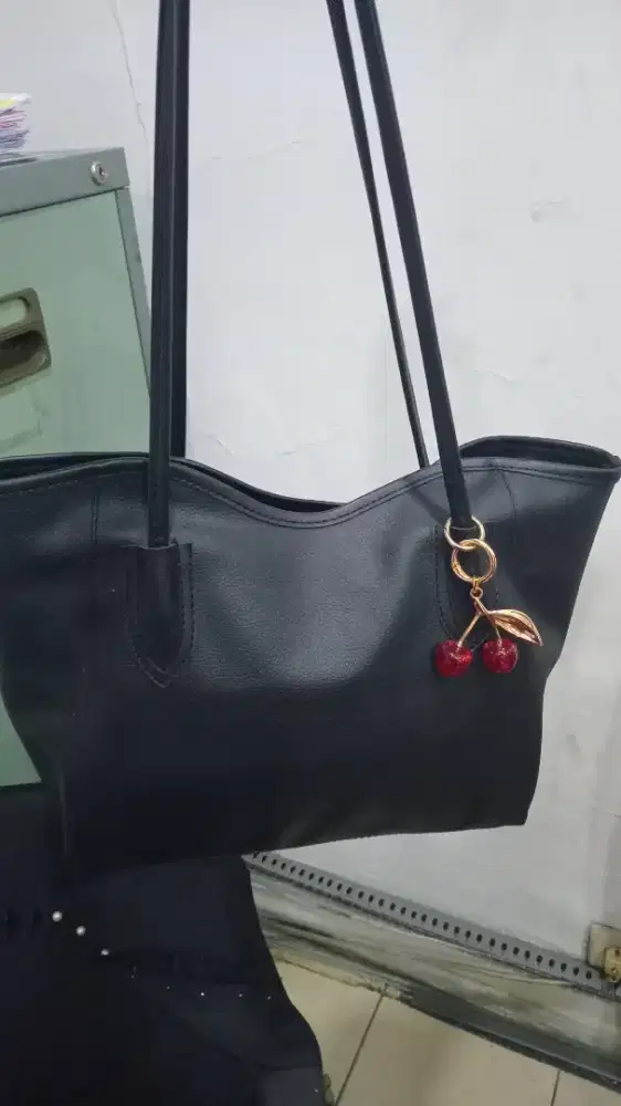 tas selempang hitam