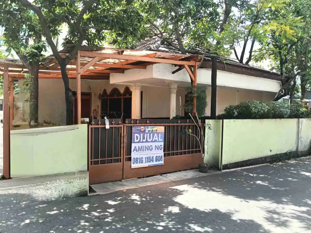 Rumah Hoek 1,5 lantai dijual lingkungan asri Tomang Grogol Jakarta Barat