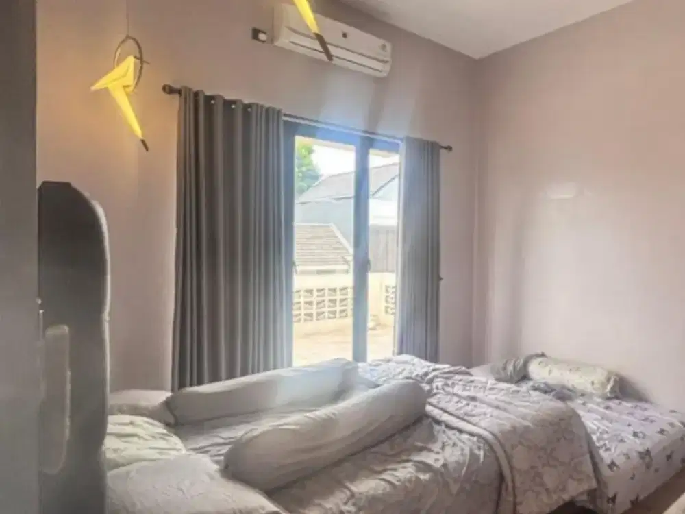 RUMAH HOEK 2LT CANTIK TERAWAT SIAP HUNI DEKAT FASILITAS UMUM SANGAT STRATEGIS