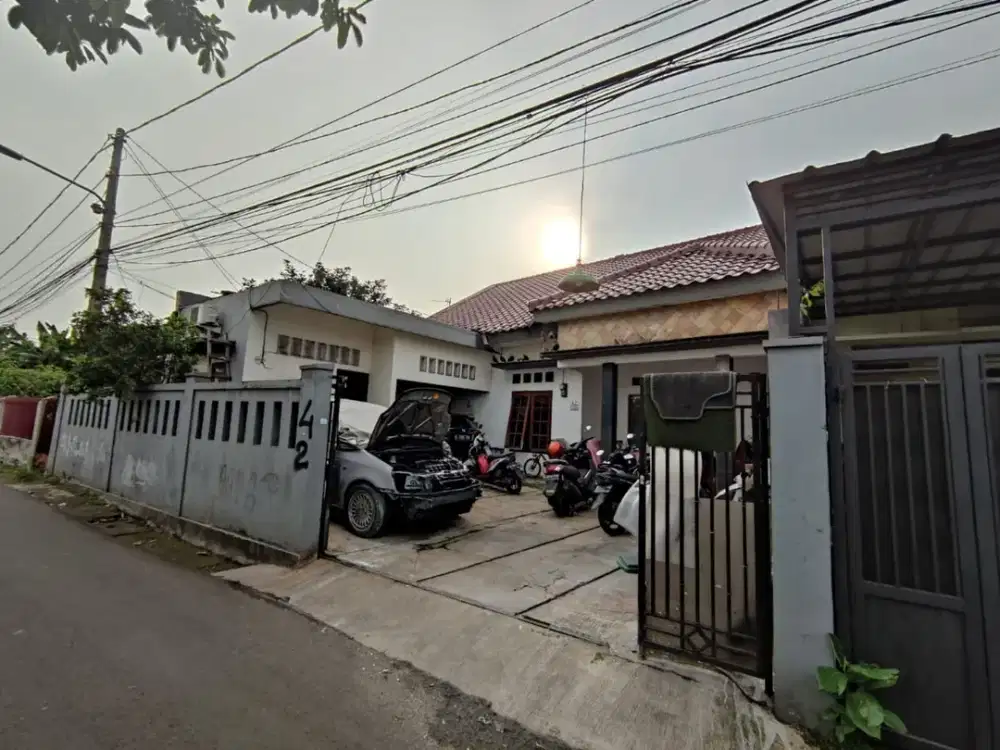 Rumah Bagus Halaman Luas di Kawasan Kalisari, Pasar Rebo - Jakarta Timur