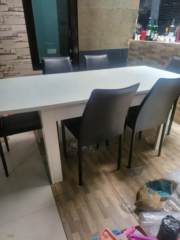 DIJUAL 1 SET MEJA MAKAN. BAGUS BANGET DAN KOKOH