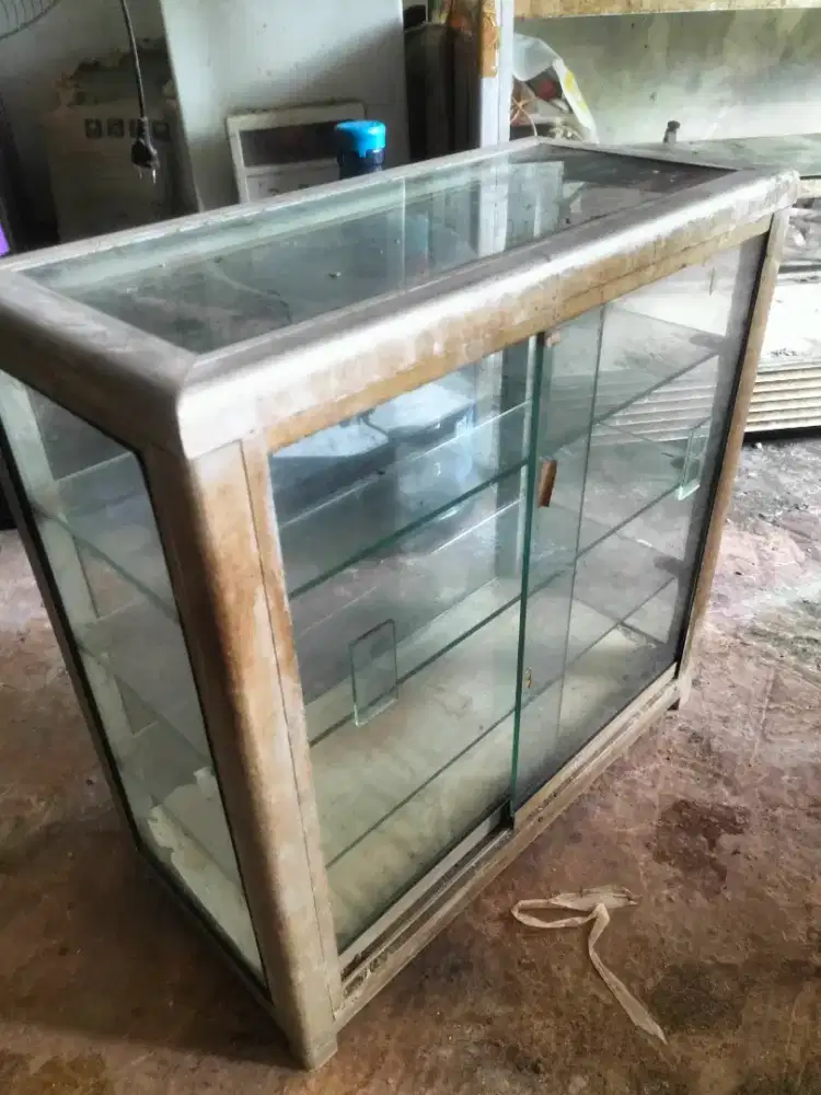 etalase display rokok atau pecel ayam