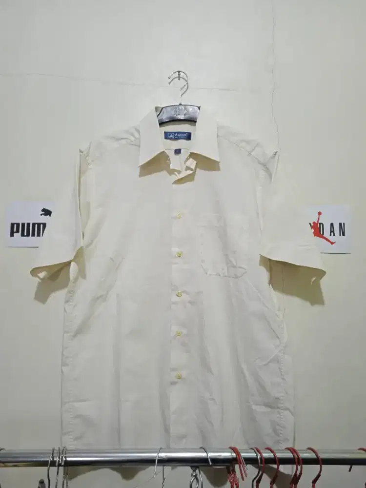 Kemeja Polos Pria - Basic Rapi, Kondisi Bagus, Murah