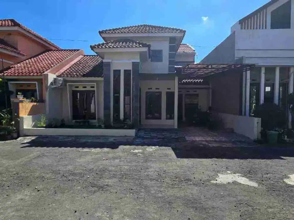 Disewakan Rumah Bagus Siap Pakai Lokasi Di Cluster Colomadu Solo. Jalan Perumahan Lebar, Lokasi Aman Dan Nyaman.