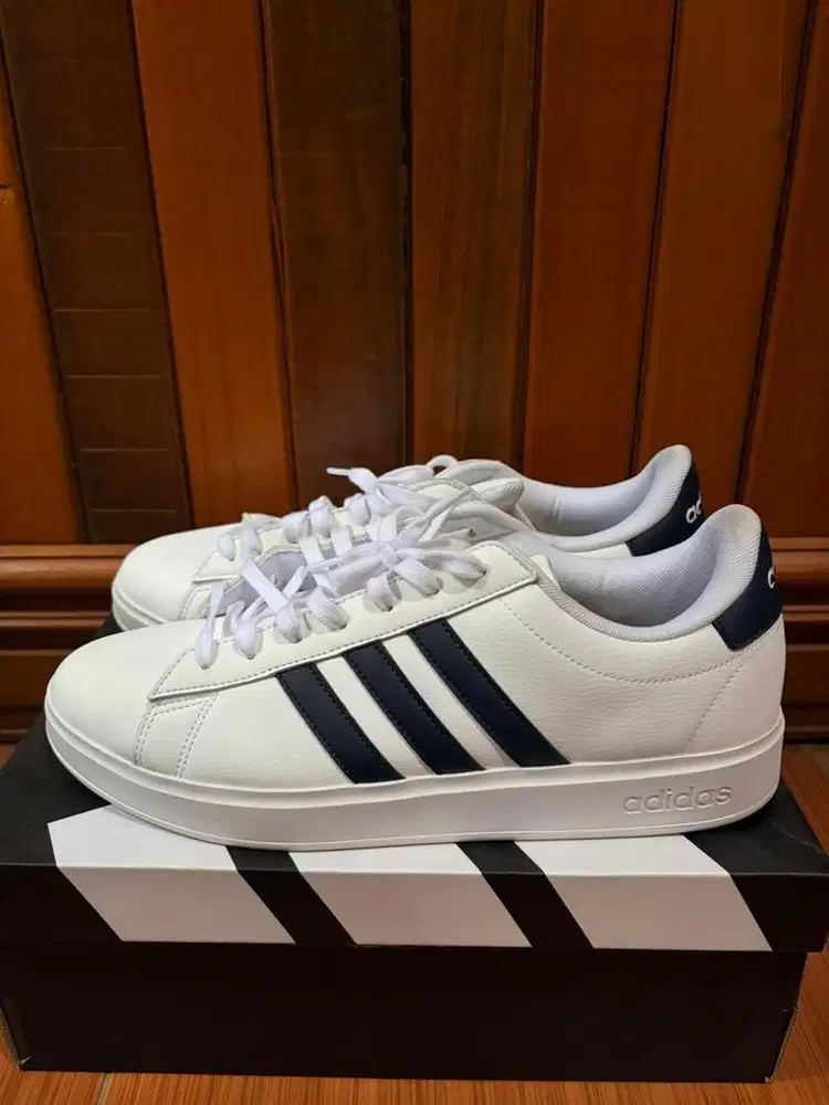 Adidas low court size 45