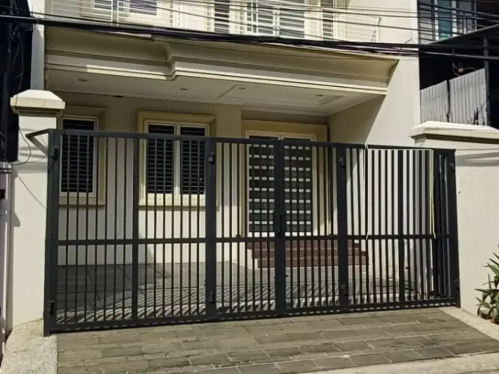 Rumah minimalis bagus di Kelapa Gading BCS 7x15m 3 lantai, hadap Selatan, tinggi dari jalan, jalan depan rumah lebar