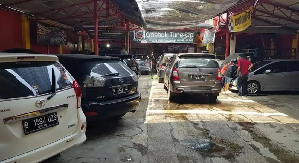 Mekanik bengkel mobil
