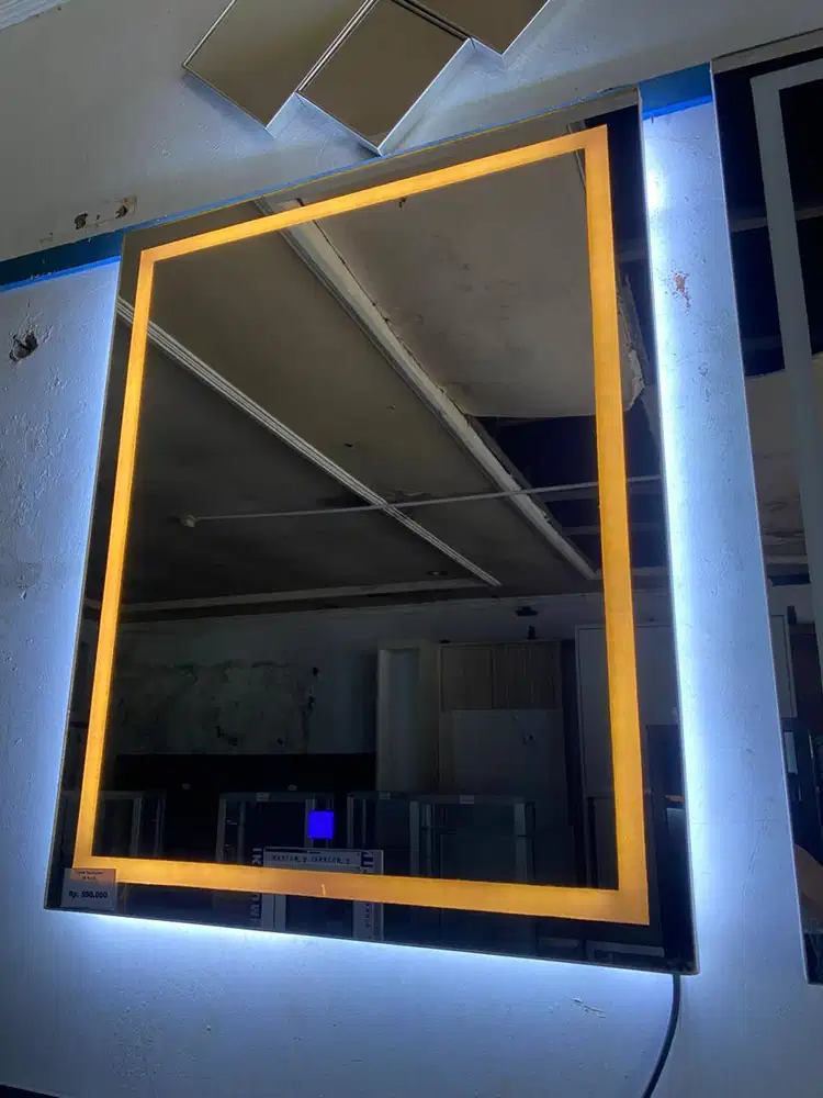 Smart Mirror—cermin modern dengan tampilan futuristik di mejamu