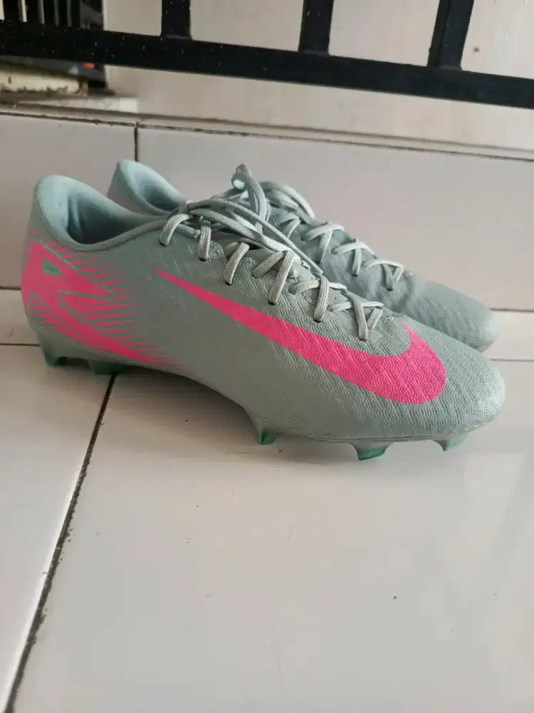 Sepatu bola nike