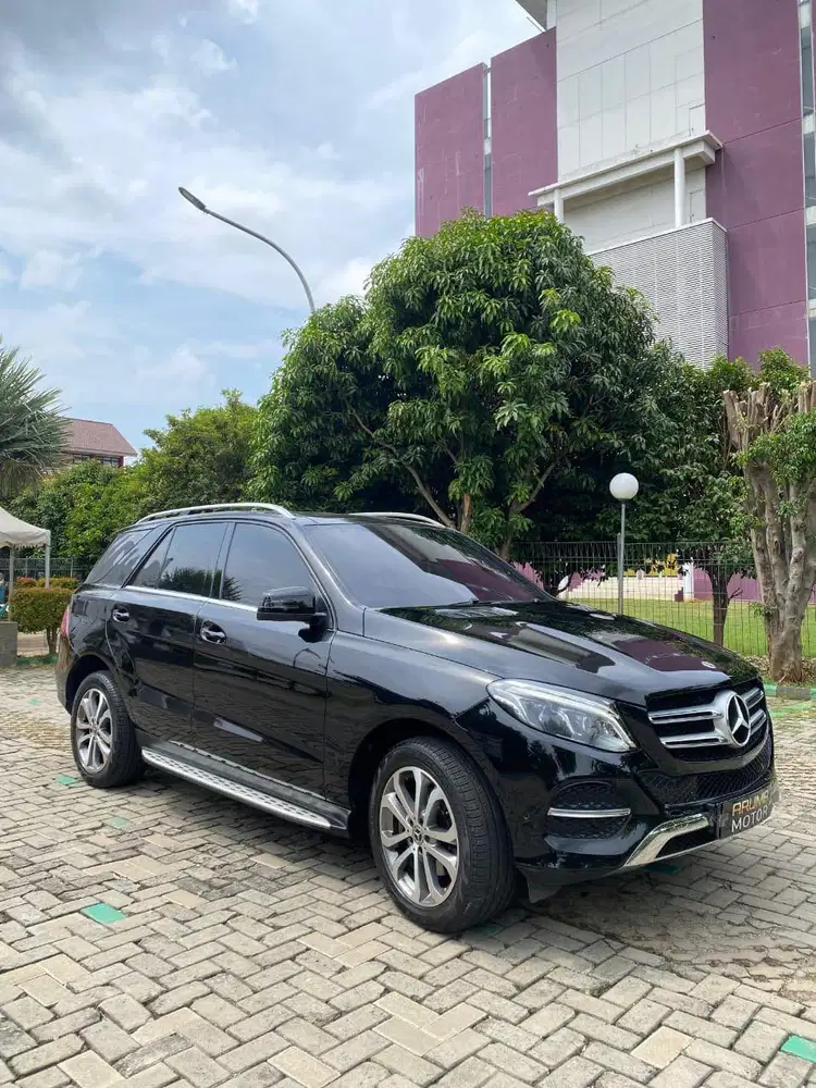 Mercy GLE250d tahun 2018 full opt panoramic black on black low km