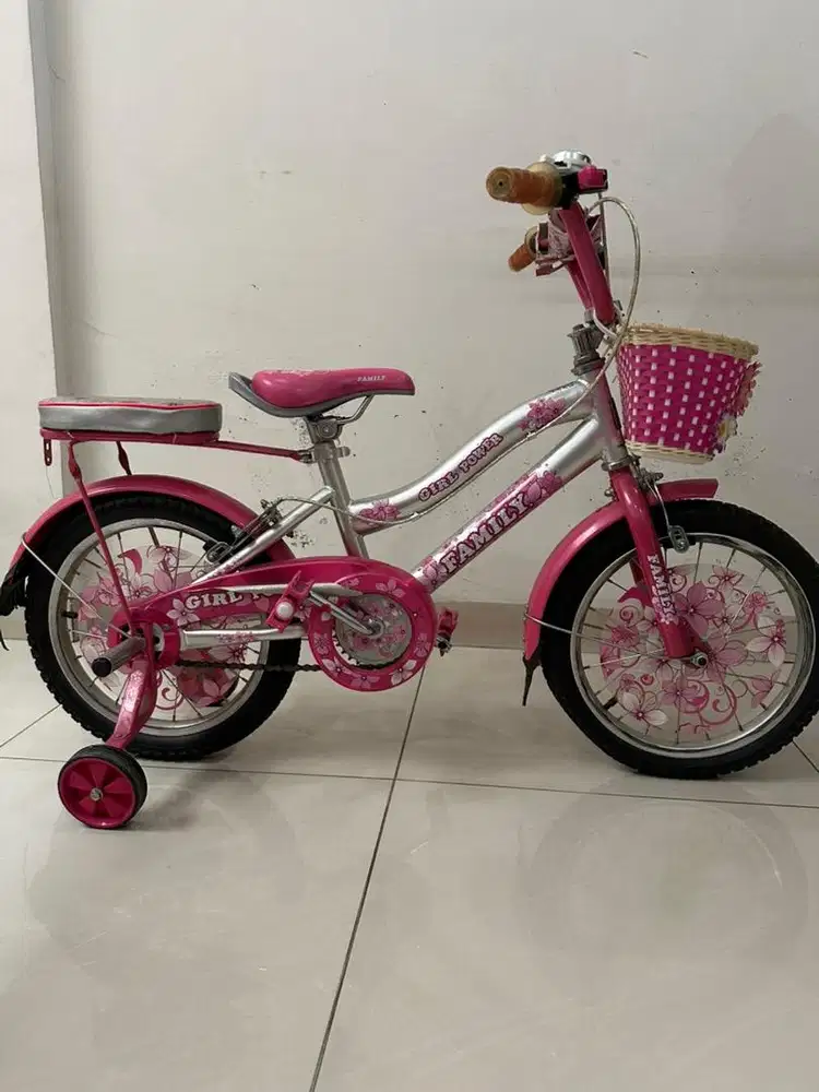 Sepeda anak perempuan merek family