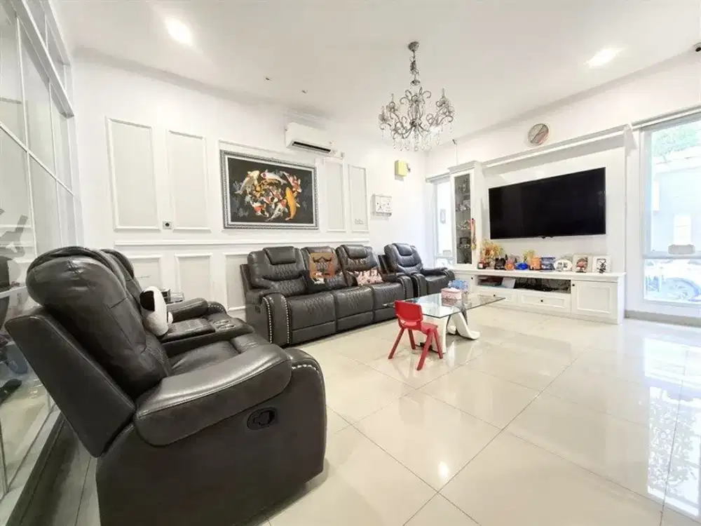 Dekat Puri Indah Mall, Akses ke Bandara Soekarno Hatta, Gedung Orang Tua Group, Dijual Rumah Puri Mansion Boulevard 3,5 Lantai Furnished Jakarta Barat