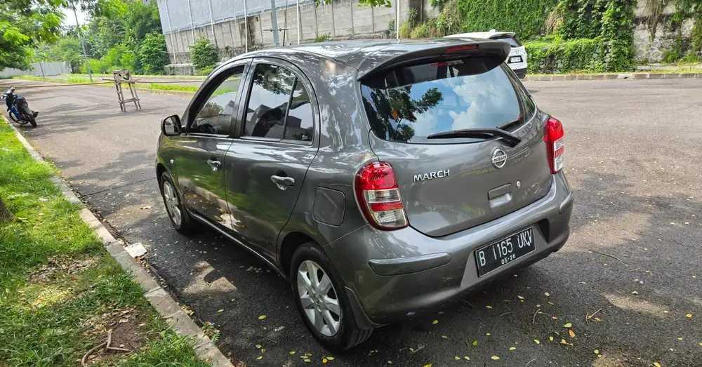 Nissan March 2011 Bensin