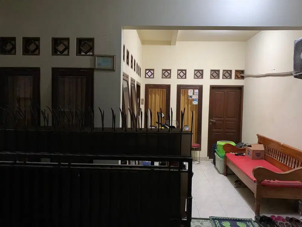 Disewakan Rumah 3 Lantai Dekat Bandara Halim Perdana Kusuma.