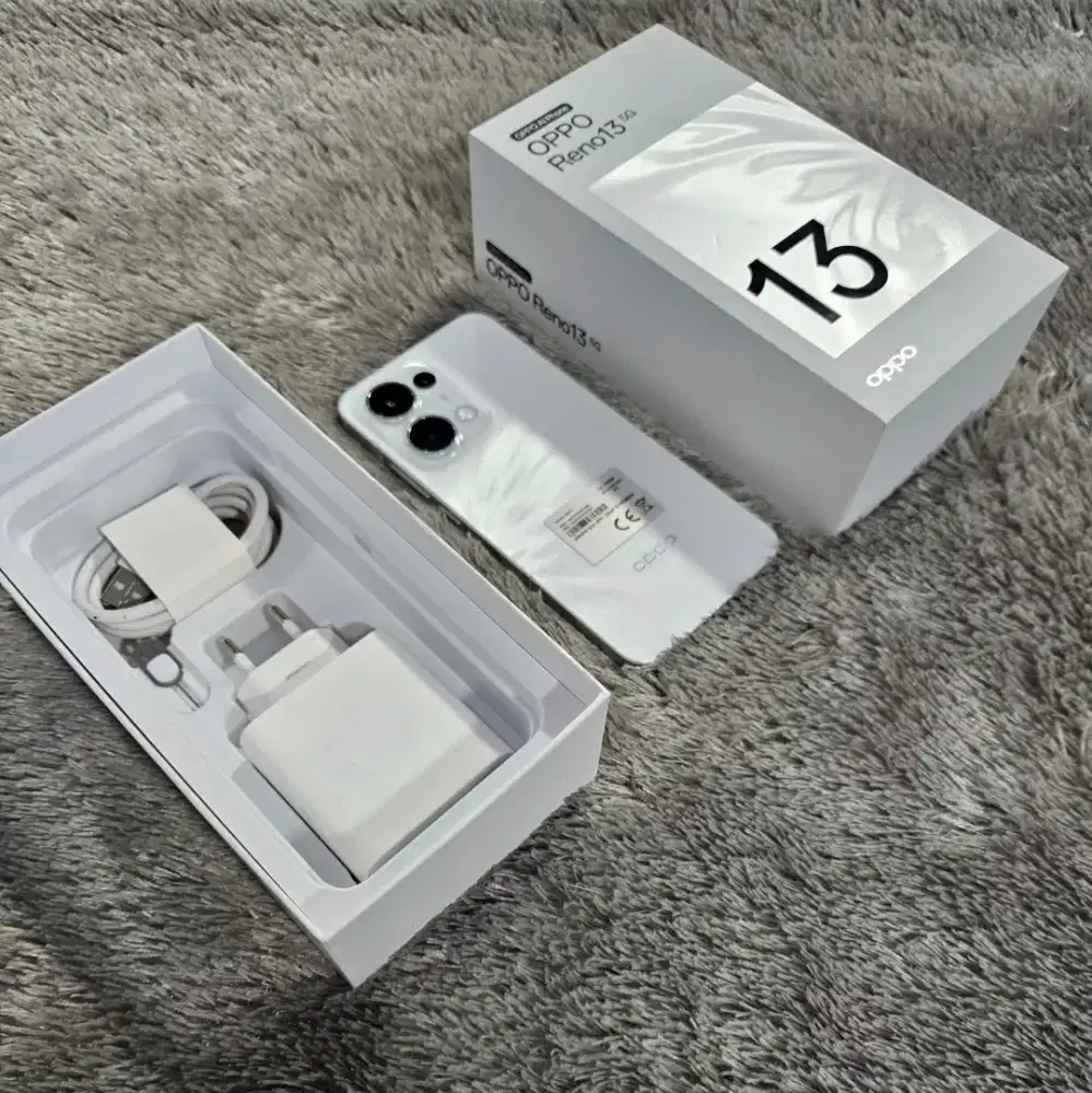 Opo Reno 13 5G putih mulus garansi September 2026