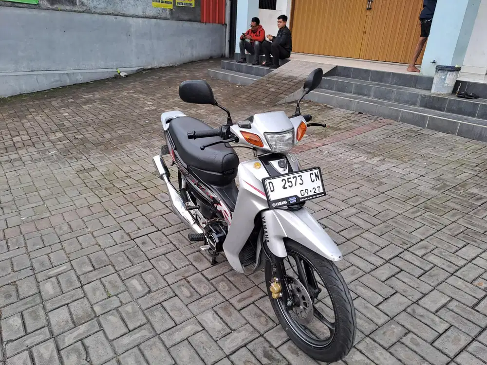 YAMAHA F1ZR 2002
Warna perak